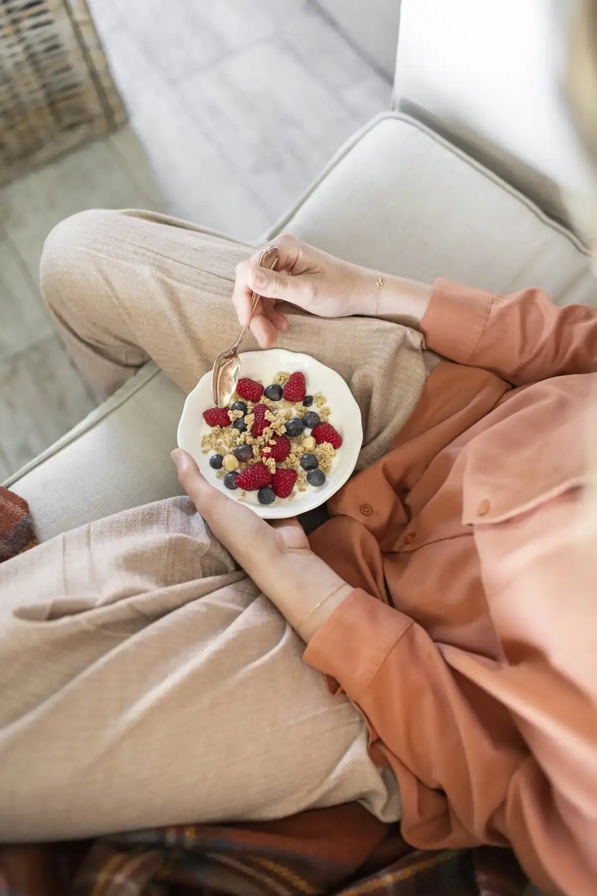 Tiziana Salari con uno yogurt e frutti rossi
